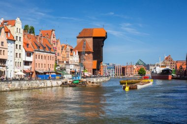 Gdansk, Polonya - 2 Haziran 2019: Motlawa nehri, Polonya Gdansk'taki eski kentin mimarisi. Gdansk Ortaçağ eski şehir mimarisi ile Polonya Pomeranya tarihi başkenti.