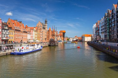 Gdansk, Polonya - 2 Haziran 2019: Motlawa nehri, Polonya Gdansk'taki eski kentin mimarisi. Gdansk Ortaçağ eski şehir mimarisi ile Polonya Pomeranya tarihi başkenti.