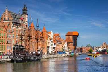 Gdansk, Polonya - 2 Haziran 2019: Motlawa nehri, Polonya Gdansk'taki eski kentin mimarisi. Gdansk Ortaçağ eski şehir mimarisi ile Polonya Pomeranya tarihi başkenti.