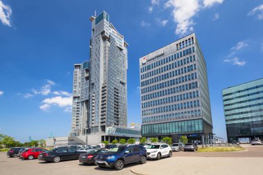 Gdynia, Polonya - 8 Haziran 2019: Gdynia'daki Sea Towers gökdeleninin modern mimarisi. Sea Towers, Polonya Baltık Denizi'ndeki en yüksek yapıdır..