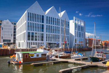 Gdansk, Polonya - 2 Haziran 2019: Gdansk, Polonya'daki tahıl ambarlarının modern mimarisi. Gdansk Ortaçağ eski şehir mimarisi ile Polonya Pomeranya tarihi başkenti.