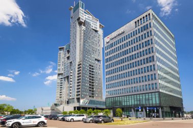 Gdynia, Polonya - 8 Haziran 2019: Gdynia'daki Sea Towers gökdeleninin modern mimarisi. Sea Towers, Polonya Baltık Denizi'ndeki en yüksek yapıdır..