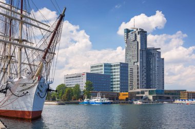 Gdynia, Polonya - 8 Haziran 2019: Polonya fırkateyni Dar Pomorza Baltık Denizi'nde Deniz Kuleleri gökdeleni ile Gdynia.