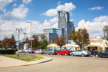 Gdynia, Polonya - 8 Haziran 2019: Gdynia'daki Sea Towers gökdeleninin modern mimarisi. Sea Towers, Polonya Baltık Denizi'ndeki en yüksek yapıdır..