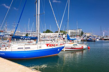 Gdynia, Polonya - 8 Haziran 2019: Baltık Denizi'nde Gdynia, Polonya'da yatlarla marina. Gdynia Polonya'da Baltık Denizi önemli bir liman.