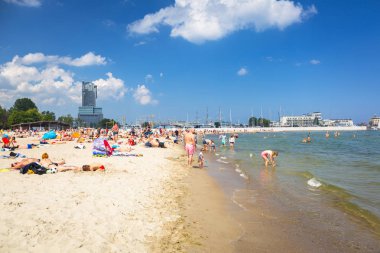 Gdynia, Polonya - 8 Haziran 2019: Baltık Denizi sahilinde insanlar Gdynia, Polonya. Gdynia Polonya'da Baltık Denizi önemli bir liman.