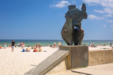 Gdynia, Polonya - 8 Haziran 2019: Baltık Denizi sahilinde insanlar Gdynia, Polonya. Gdynia Polonya'da Baltık Denizi önemli bir liman.