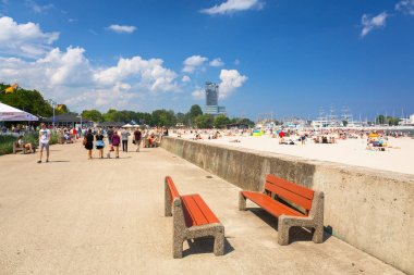 Gdynia, Polonya - 8 Haziran 2019: Baltık Denizi sahilinde insanlar Gdynia, Polonya. Gdynia Polonya'da Baltık Denizi önemli bir liman.