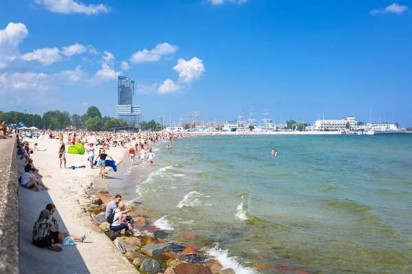 Gdynia Πολωνία Ιουνίου 2019 Άνθρωποι Στην Παραλία Στη Βαλτική Θάλασσα — Φωτογραφία Αρχείου