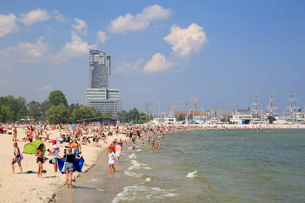 Gdynia Πολωνία Ιουνίου 2019 Άνθρωποι Στην Παραλία Στη Βαλτική Θάλασσα — Φωτογραφία Αρχείου