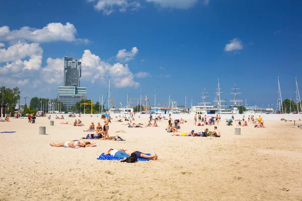 Gdynia Πολωνία Ιουνίου 2019 Άνθρωποι Στην Παραλία Στη Βαλτική Θάλασσα — Φωτογραφία Αρχείου