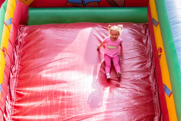 Uma Menina Está Brincando Slide Parque Diversões — Fotografia de Stock