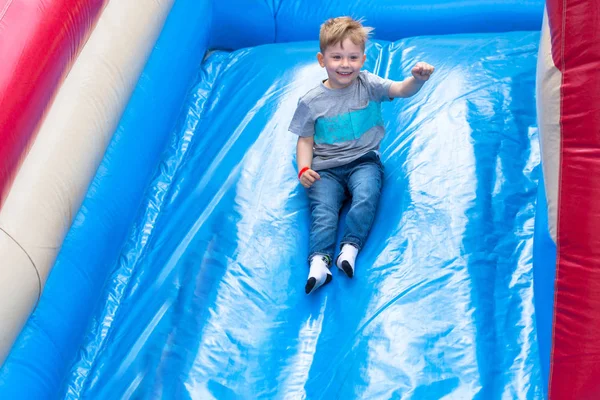 Menino Divertindo Slide Parque Divertido — Fotografia de Stock