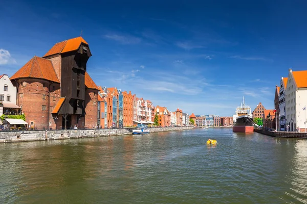 Casco Antiguo Gdansk Con Grúa Portuaria Histórica Reflejada Río Motlawa — Foto de Stock