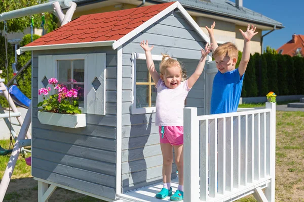 美しい庭の家で小さな男の子と女の子の双子 — ストック写真