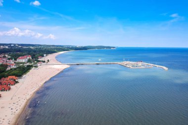 Sopot, Polonya ahşap iskele ile Baltık deniz kıyı şeridi için havadan görünümü