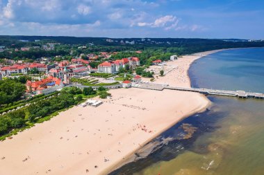 Sopot, Polonya ahşap iskele ile Baltık deniz kıyı şeridi için havadan görünümü