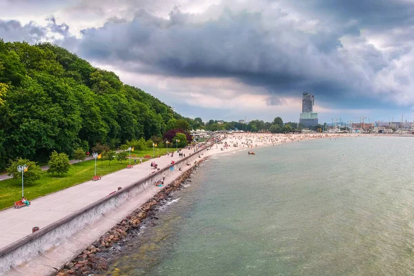 Lidé Pláži Baltském Moři Gdynii Polsko — Stock fotografie