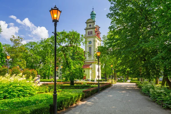 Όμορφο Καταπράσινο Πάρκο Την Παλιά Εκκλησία Στο Σόποτ Πολωνία — Φωτογραφία Αρχείου