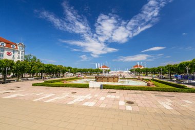 Sopot, Polonya - 19 Haziran 2019: Sopot, Polonya'da Baltık denizinin yanında gezinti yolu. Sopot en uzun ahşap iskele ile Polonya'da önemli bir turizm.