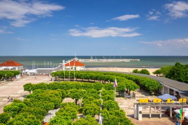 Sopot, Polonya - 19 Haziran 2019: Sopot, Polonya'da Baltık denizinin yanında kare. Sopot en uzun ahşap iskele ile Polonya'da önemli bir turizm.