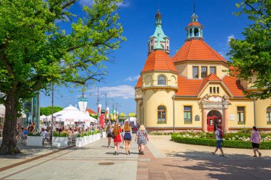 Sopot, Polonya - 19 Haziran 2019: Sopot'un Baltık Denizi'ndeki güzel mimarisi, Polonya. Sopot en uzun ahşap iskele ile Polonya'da önemli bir turizm.