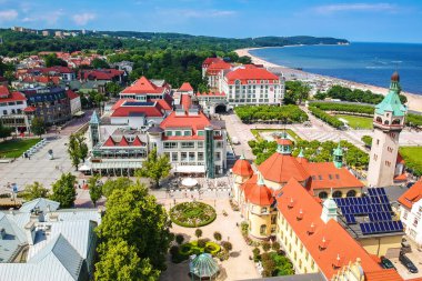 Sopot, Polonya - 19 Haziran 2019: Sopot'un Baltık Denizi'ndeki güzel mimarisi, Polonya. Sopot en uzun ahşap iskele ile Polonya'da önemli bir turizm.