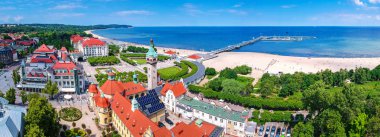 Sopot, Polonya - 19 Haziran 2019: Baltık Denizi'nde Sopot'un güzel panoraması, Polonya. Sopot en uzun ahşap iskele ile Polonya'da önemli bir turizm.