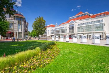 Sopot, Polonya - 19 Haziran 2019: Sopot'un Baltık Denizi'ndeki güzel mimarisi, Polonya. Sopot en uzun ahşap iskele ile Polonya'da önemli bir turizm.