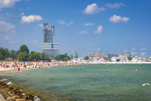 Gdynia Πολωνία Ιουνίου 2019 Άνθρωποι Στην Παραλία Στη Βαλτική Θάλασσα — Φωτογραφία Αρχείου