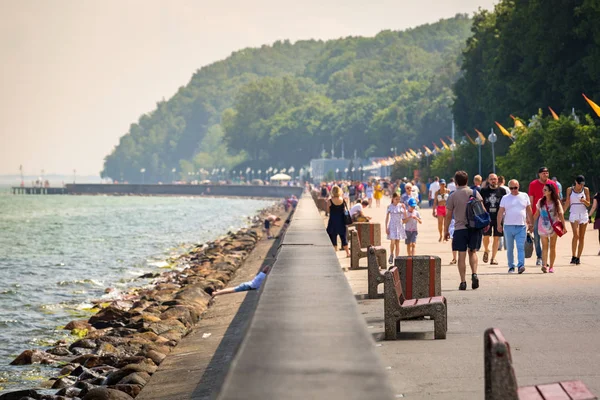 Gdynia Polonia Junio 2019 Gente Caminando Por Bulevar Del Mar — Foto de Stock