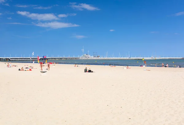 ソポト ポーランド 2019年6月19日 ポーランド ソポトのバルト海のビーチの人々 ソポトは 最長の木製の桟橋を持つポーランドの主要な観光地です — ストック写真