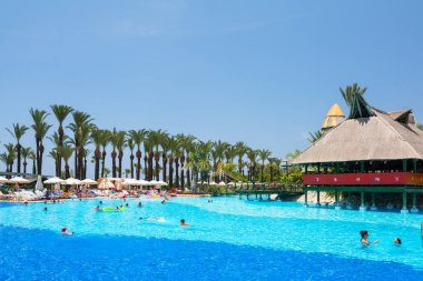 Side, Türkiye - 12 Haziran 2018: Güzel havuz alanı Tt Pegasos World resort Side, Türkiye yakın. Pegasos World Hotel 4 yıldızlı tesistir 9600 metrekare havuz alanları ile.