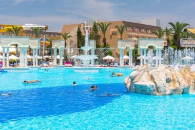 Side, Türkiye - 12 Haziran 2018: Güzel havuz alanı Tt Pegasos World resort Side, Türkiye yakın. Pegasos World Hotel 4 yıldızlı tesistir 9600 metrekare havuz alanları ile.