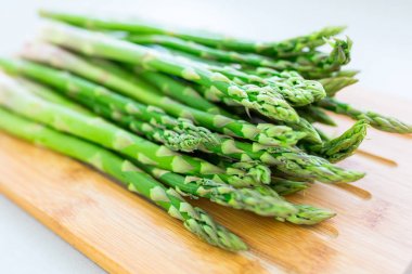 Mutfakta kesme tahtasıüzerinde kuşkonmaz