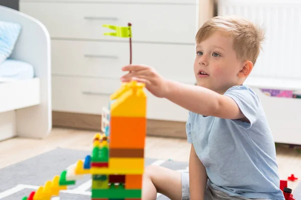 Il bambino sta giocando con i blocchi nella sua stanza — Foto Stock