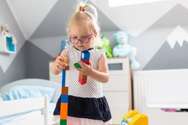 Niña Está Jugando Con Bloques Habitación —  Fotos de Stock