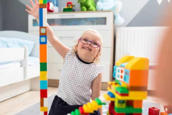 Маленькая Девочка Играет Блоками Своей Комнате — стоковое фото