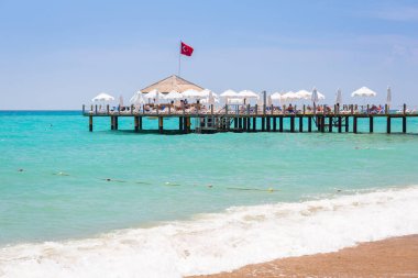 Side, Türkiye - 12 Haziran 2018: Side yakınlarındaki Türk Rivierası'nda sahilde insanlar. Türk Rivierası, Türkiye'nin güneybatısında popüler bir turizm merkezidir..