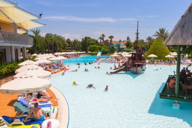 Side, Türkiye - 12 Haziran 2018: Güzel havuz alanı Tt Pegasos World resort Side, Türkiye yakın. Pegasos World Hotel 4 yıldızlı tesistir 9600 metrekare havuz alanları ile.