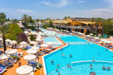 Side, Türkiye - 12 Haziran 2018: Güzel havuz alanı Tt Pegasos World resort Side, Türkiye yakın. Pegasos World Hotel 4 yıldızlı tesistir 9600 metrekare havuz alanları ile.