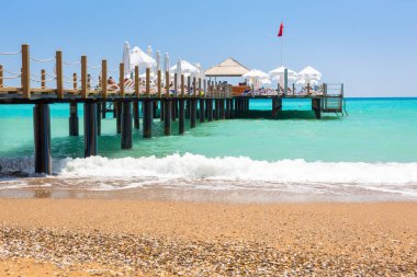 Side, Türkiye - 12 Haziran 2018: Side yakınlarındaki Türk Rivierası'nda sahilde insanlar. Türk Rivierası, Türkiye'nin güneybatısında popüler bir turizm merkezidir..