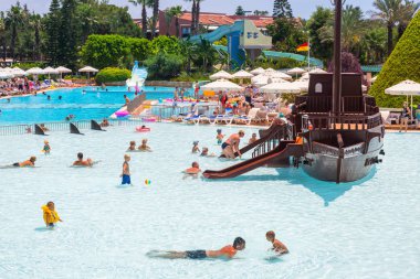Side, Türkiye - 12 Haziran 2018: Güzel havuz alanı Tt Pegasos World resort Side, Türkiye yakın. Pegasos World Hotel 4 yıldızlı tesistir 9600 metrekare havuz alanları ile.