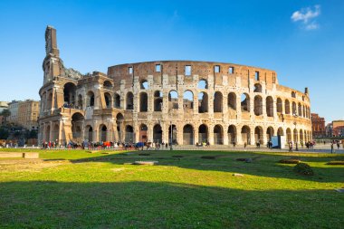 Roma, İtalya - 11 Ocak 2019: Roma'daki Kolezyum'da güneşli bir günde insanlar, İtalya
