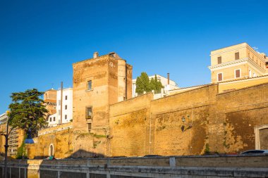 Rome, İtalya - 9 Ocak 2019: İnsanlar Trajan piyasada Roma güneşli gün, İtalya