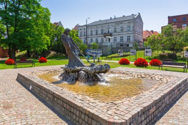 Grudziadz, Polonya - 30 Haziran 2019: Wisla nehri, Polonya'da çeşmeli Grudziadz'ın güzel mimarisi