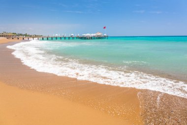 Güzel bir plaj sahne yan yakınındaki Türk Rivierası'nda