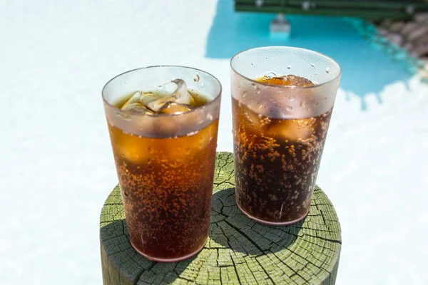 Bicchieri Con Cola Ghiaccio Piscina Durante Vacanze Estive — Foto Stock