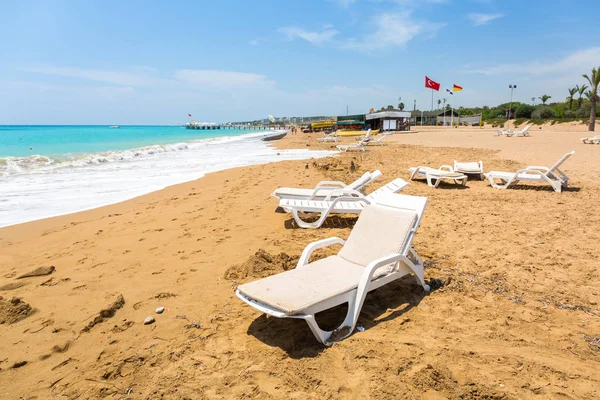 Ξαπλώστρα Στην Παραλία Στην Τουρκική Ριβιέρα Κοντά Πλευρά — Φωτογραφία Αρχείου