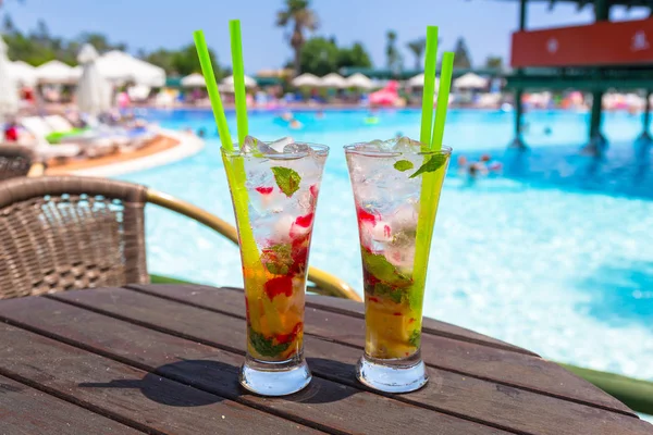 Copos Cocktail Piscina Nas Férias Verão — Fotografia de Stock